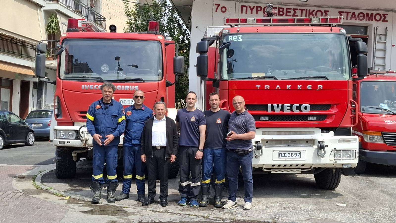 Μπορεί να είναι εικόνα ένα ή περισσότερα άτομα, ασθενοφόρο και κείμενο